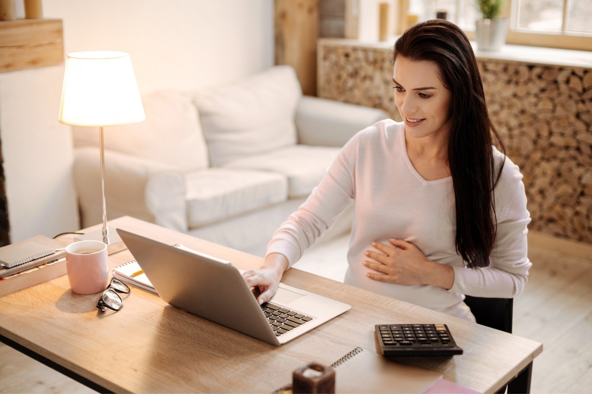 Ein Geburtsvorbereitungskurs online bietet flexiblen Zugang von überall aus, zu jederzeit und bezieht den Partner mit ein.